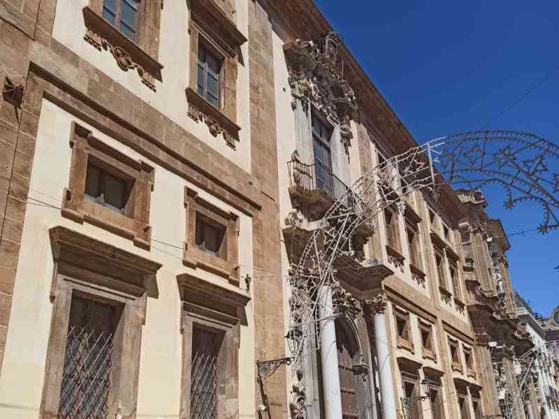 Des bâtiments au long de la rue baroque à Sicile photo gratuite