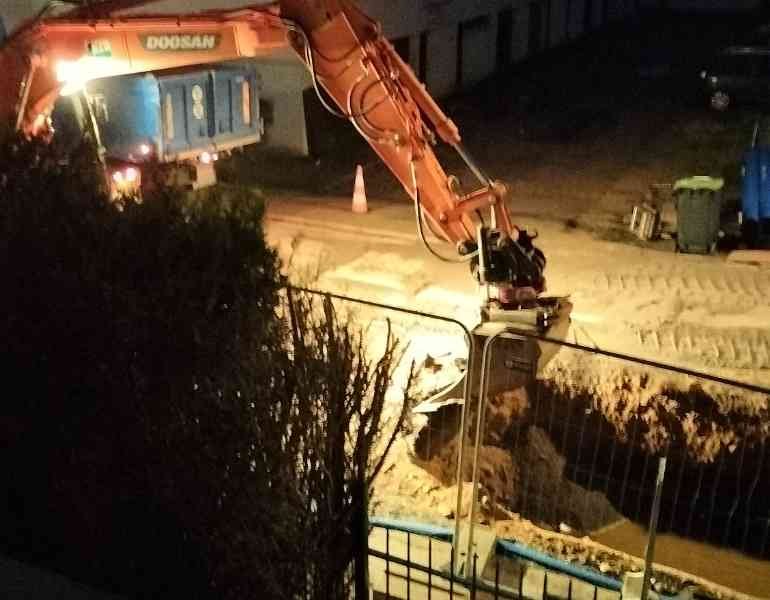 Un chantier de travaux publics en cours d'exécution de nuit, photo gratuite