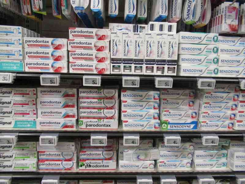 Rayon de pâtes dentifrices dans un supermarché