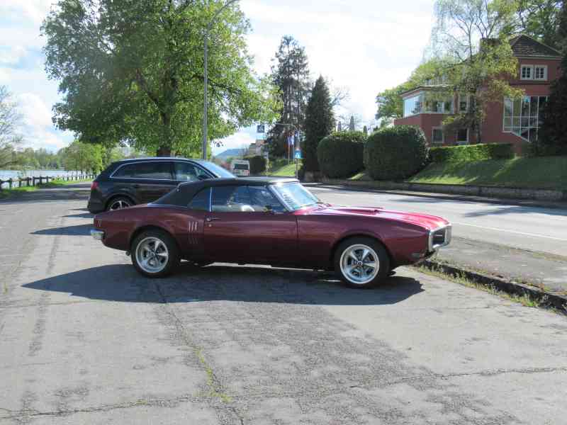 Voiture de marque Pontiac Firebird rouge