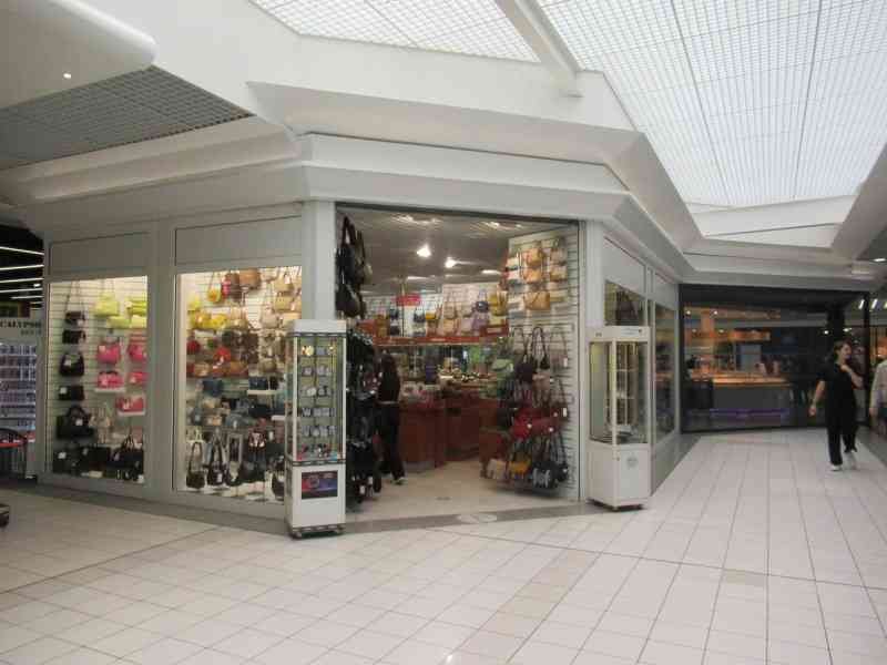 Magasin de sacs à main à l'intérieur d'un hypermarché