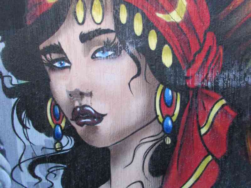 graffiti sur un mur d'une femme parée de bijoux