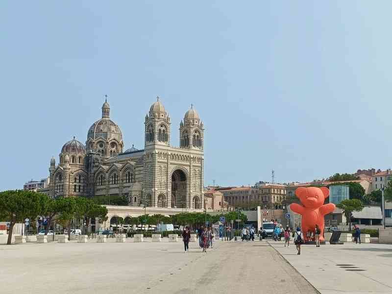 La cathédrale de la Major, une basilique-cathédrale située à Marseille, en France, une sculpture d'ours géant devant, photo gratuite