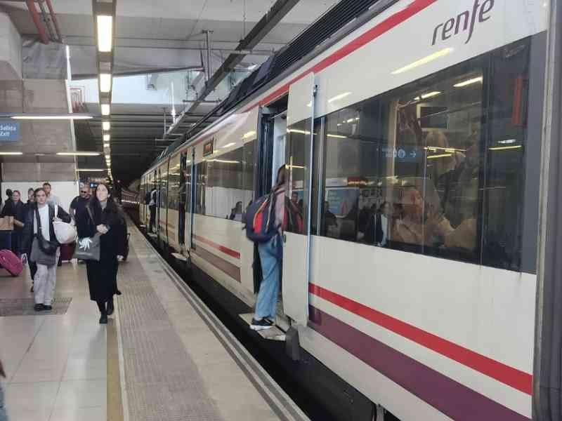 Un train sur le quai d'une gare en Espagne, photo gratuite