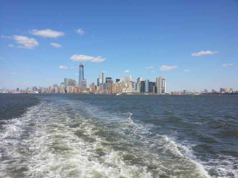 Flou de mouvement de puissantes vagues d'eau laissées par le passage d'un bateau, immeuble, New-York, Etats-Unis, photo gratuite