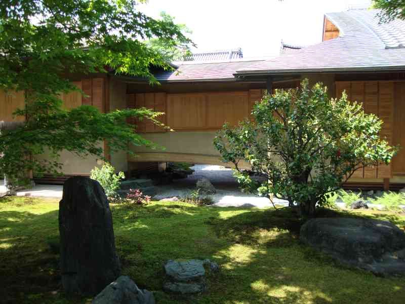Maison japonaise en bois avec un petit jardin, Asie, photo gratuite