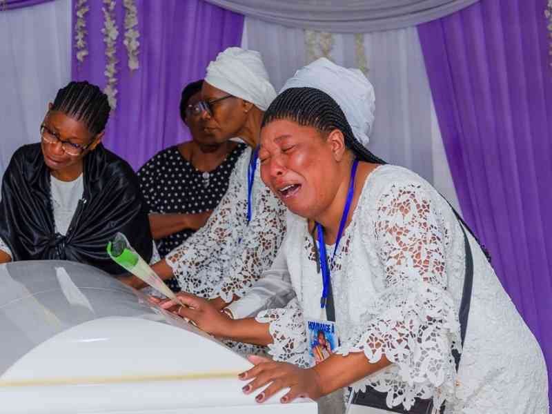 Un recueillement mortuaire devant le cercueil photo gratuite