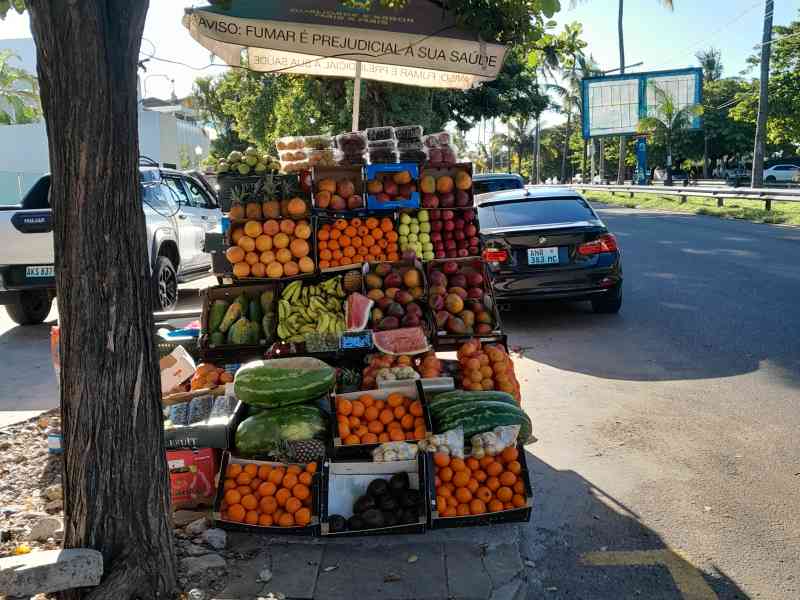 Etal ambulant de fruits frais sous un parasol photo gratuite
