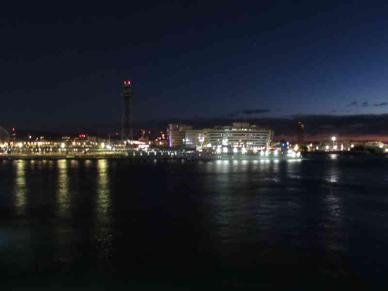 Vue nocturne du port de Barcelone, bâtiments lumineux aux alentours photo gratuite