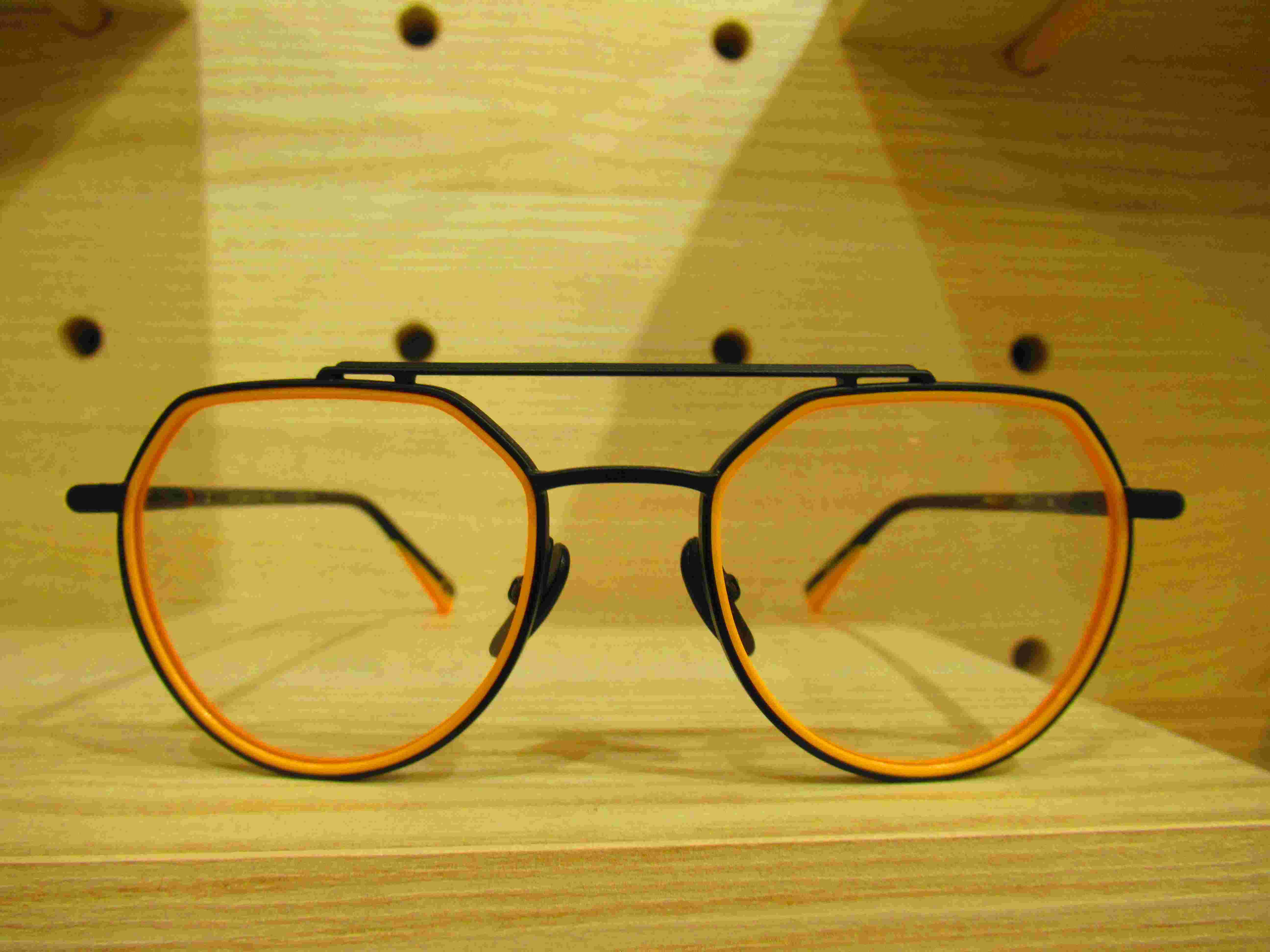 Etagères de lunettes chez opticien