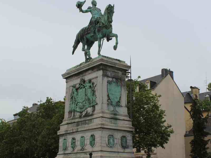 Statue du roi grand-duc Guillaume II, située au centre de la Place Guillaume II à Luxembourg, photo gratuite