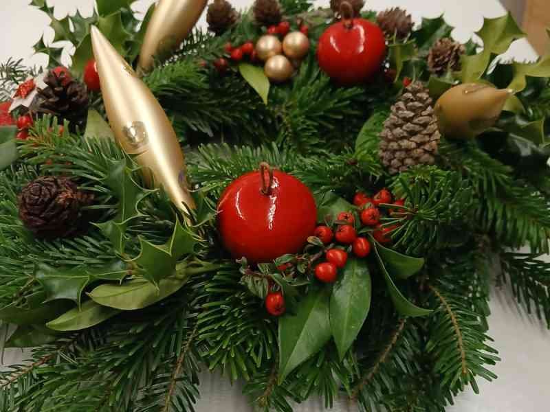 Un centre de table de Noël festif, une composition florale, photo gratuite