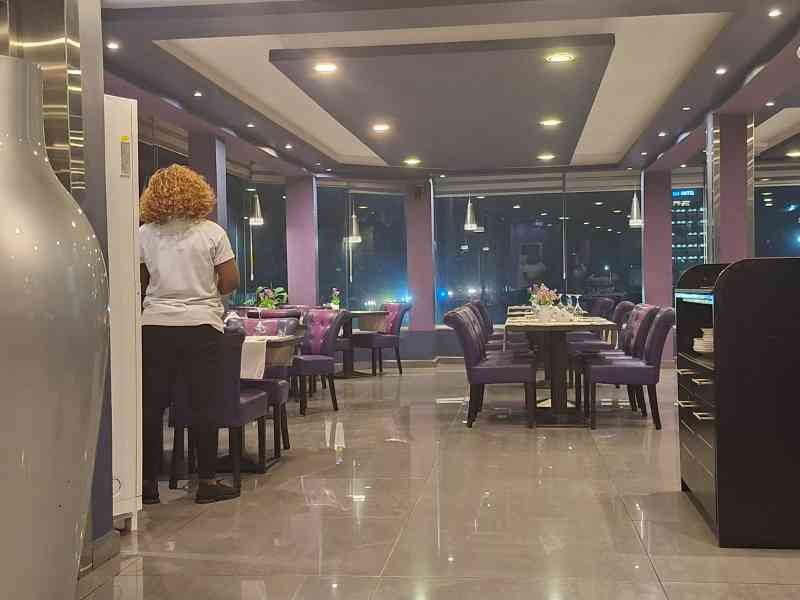 L'intérieur d'un restaurant moderne, photo gratuite