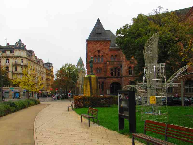 Allée piétonne avec bancs et espace vert à Metz en Moselle France photo gratuite
