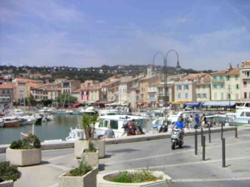 Le port de cassis avec des maisons colorées bordant le front de mer et une capacité d'accueil pour de nombreux bateaux, photo gratuite
