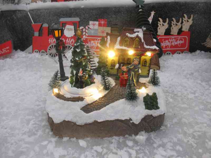 Une figurine de Noël lumineuse, village de Noël, photo gratuite