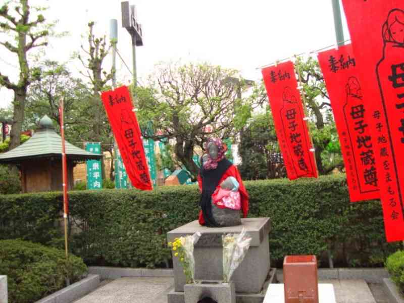 Statue de Jizō protecteur des mères et enfants – Sanctuaire japonais photo gratuite