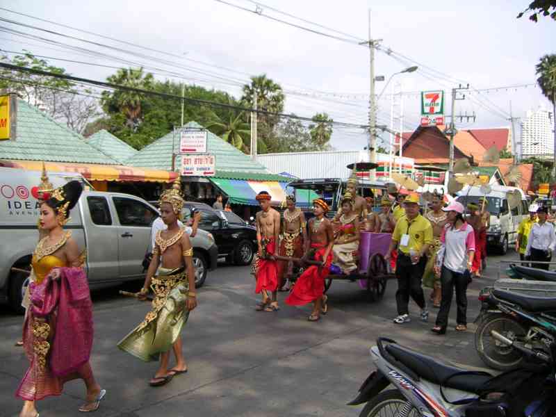 Défilé en costume traditionnel thaïlandais