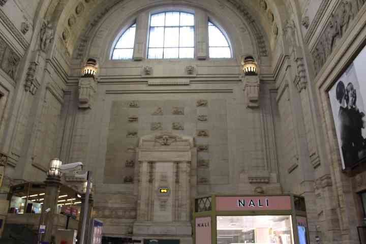 Sculpture sur le mur intérieur de la gare centrale de Milan Lombardie en Italie photo gratuite