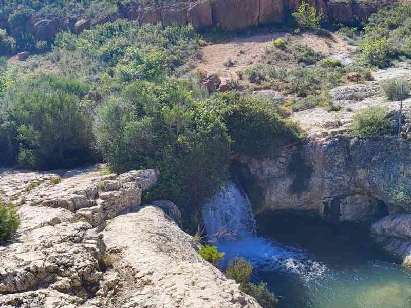 Une rivière souterraine, une chute d'eau, photo gratuite
