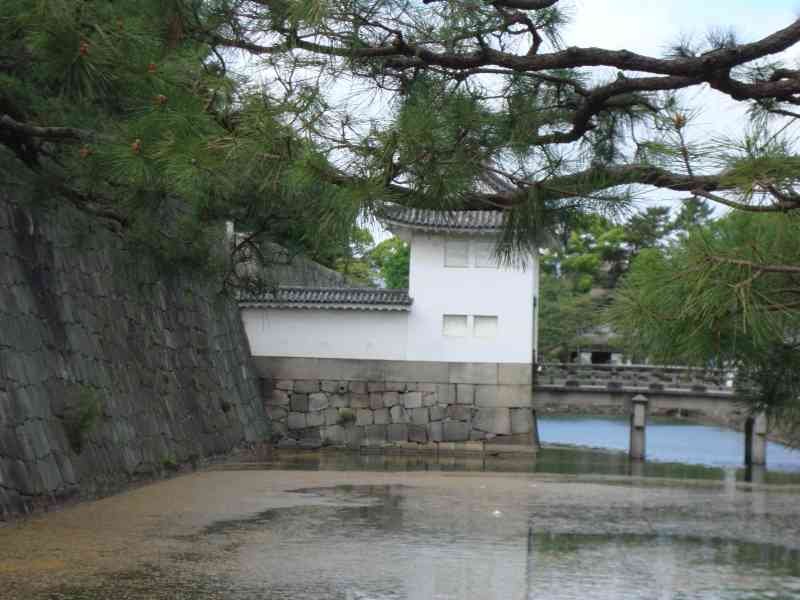 Armure japonaise traditionnelle de Samouraïs de shogoun, les murs de la forteresse du Château de Nijō-jō avec un cours d'eau, Asie, Japon, photo gratuite