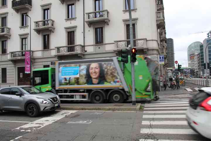 Camion de poubelle en circulation dans la ville de Milan Lombardie en Italie photo gratuite