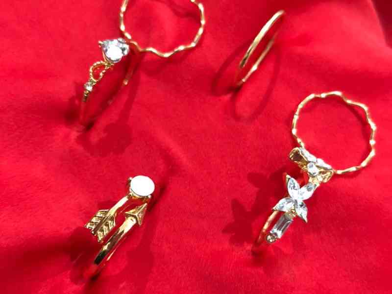 Une gamme de bijoux  sur un tissu rouge photo gratuite