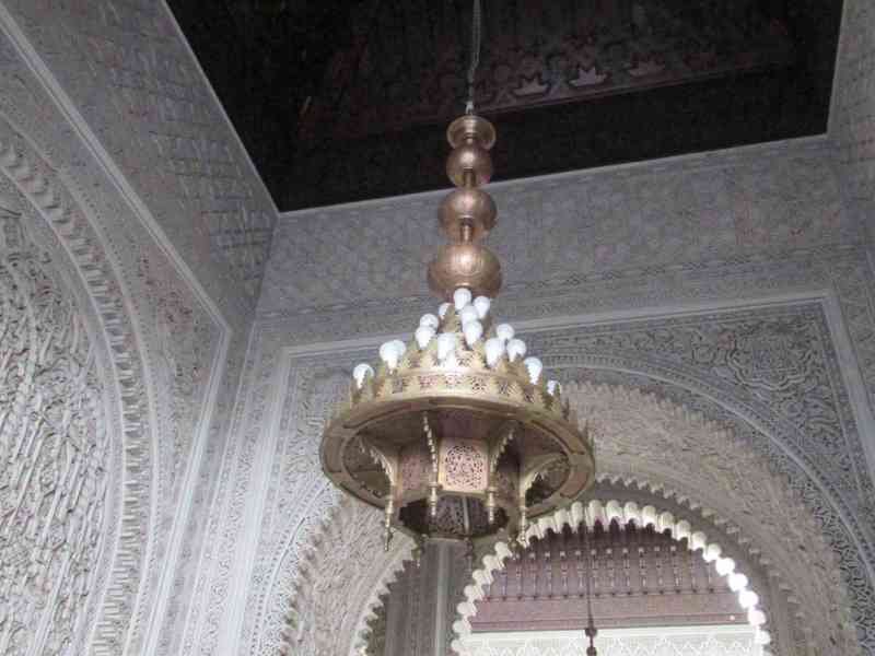 Un grand lustre suspendu au plafond, photo gratuite