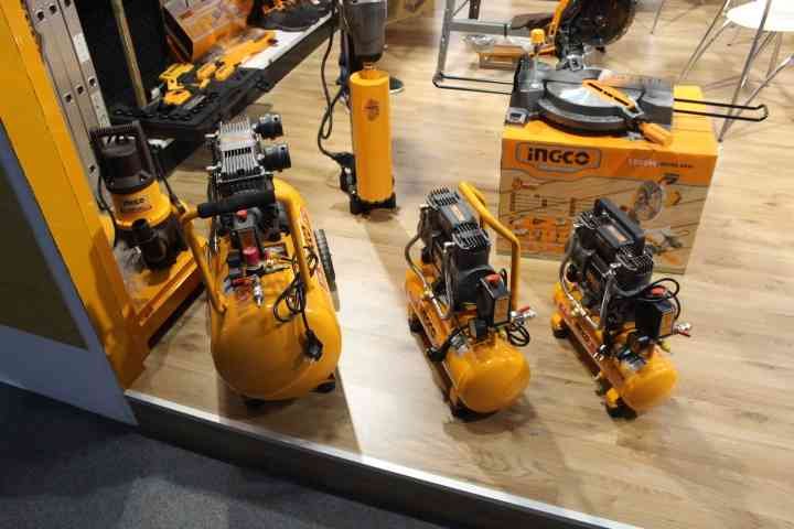 Un présentoir d’outillage industriel INGCO photo gratuite