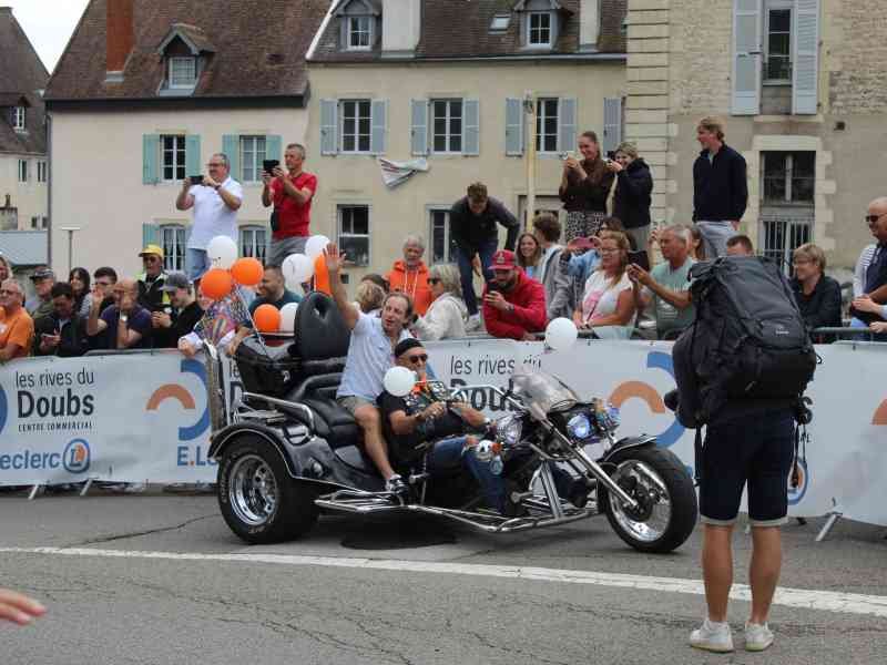 Parade festive en moto à Doubs photo gratuite