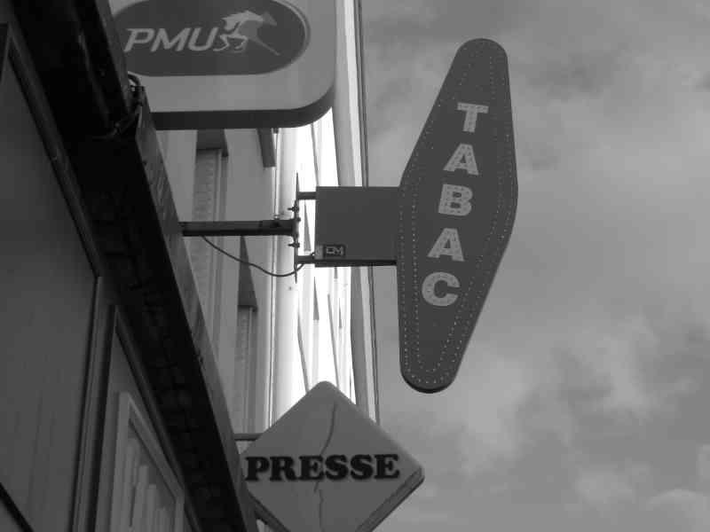 Tabac Presse PMU Panneaux de divers services en colocalisation en France
