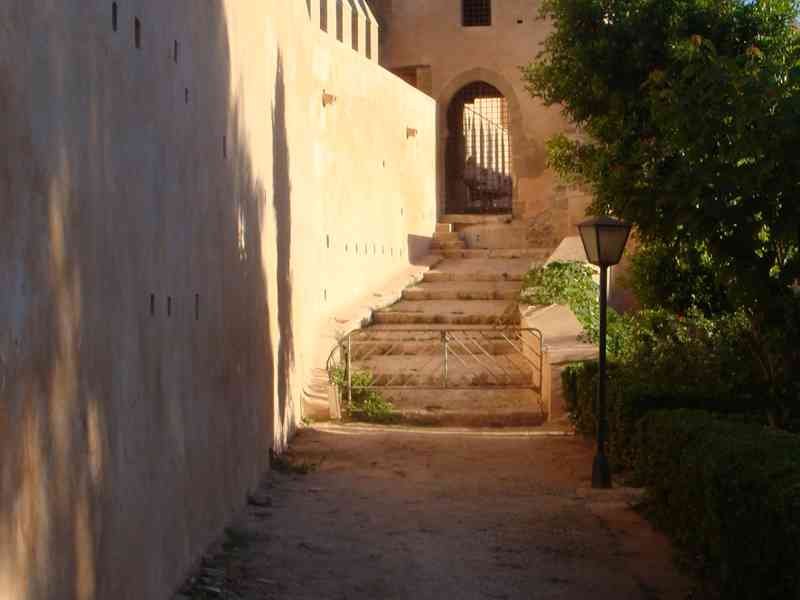 Allée menant à une tour de la Kasbah des Oudayas photo gratuite