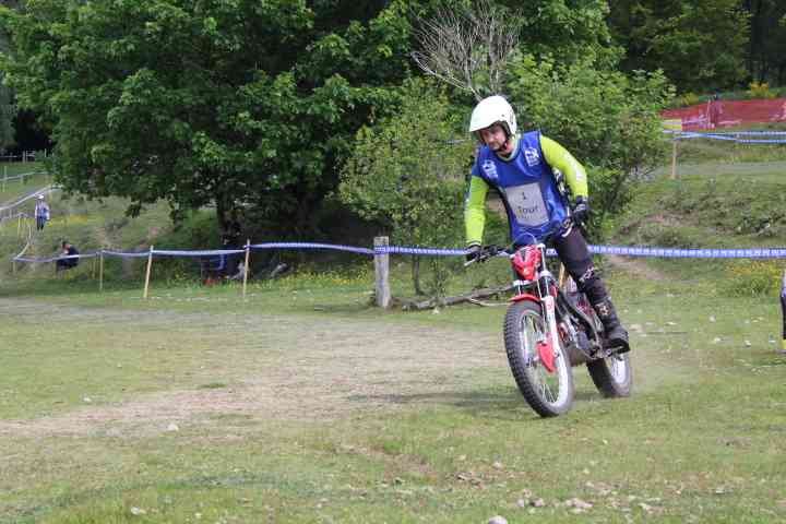Un homme pratiquant le trial moto photo gratuite
