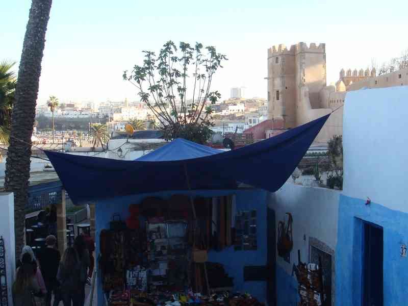 une ruelle étroite et animée dans la Kasbah des Oudayas photo gratuite