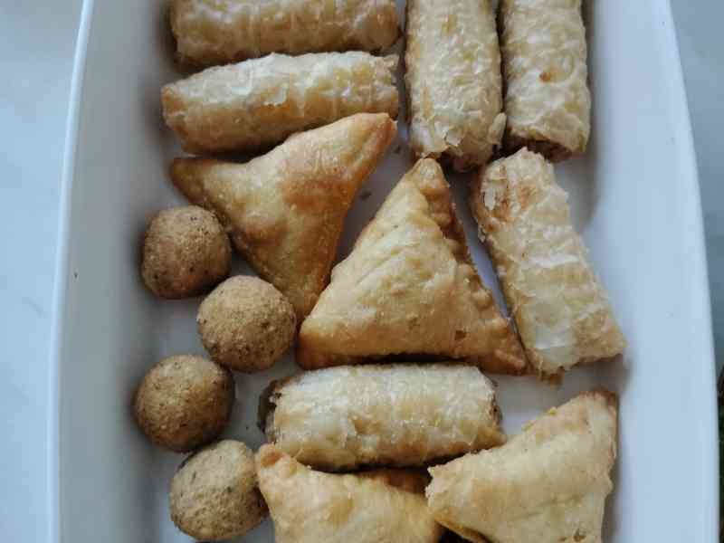 Un plat de samoussas, de rouleaux de printemps et de boulettes frites, photo gratuite