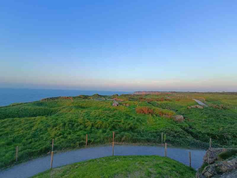 Paysage côtier avec de l'herbe verte, photo gratuite