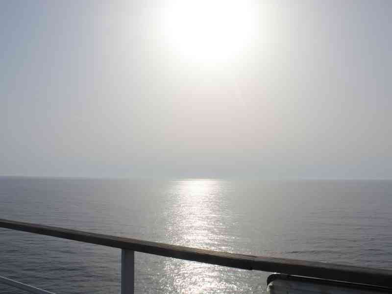 Une vue depuis un bateau, montrant l'océan avec le soleil se reflétant sur la surface de l'eau, photo gratuite