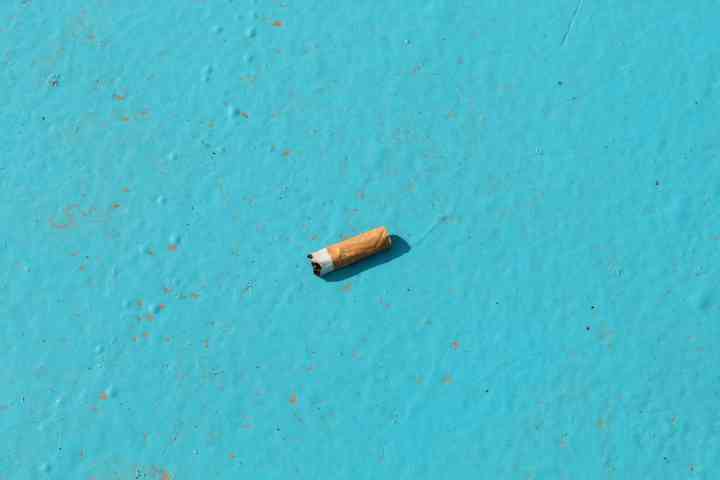 Cigarette sur un fond bleu, photo gratuite