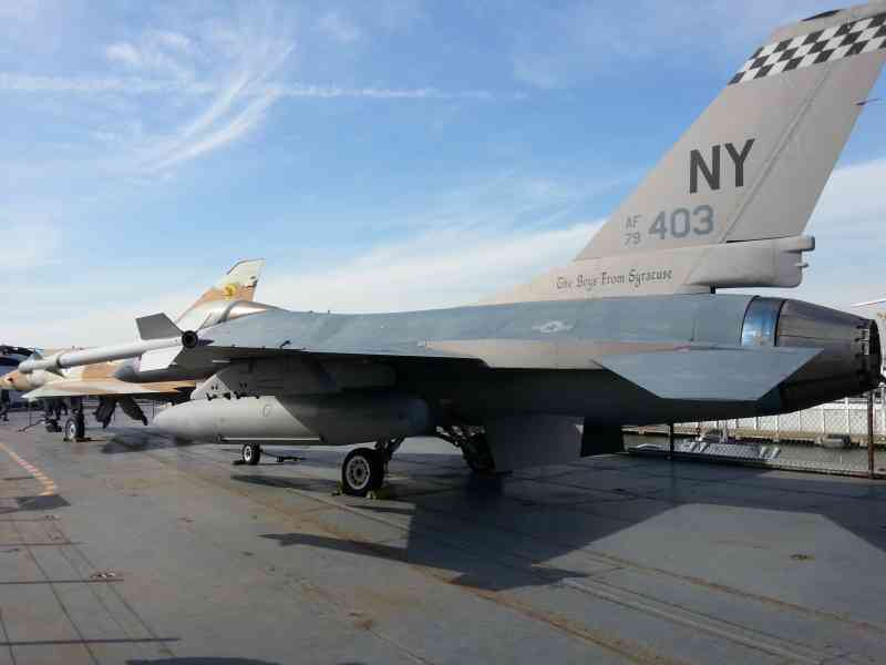 Avion multirôle Faucon de combat F-16A à New-York aux Etats-Unis