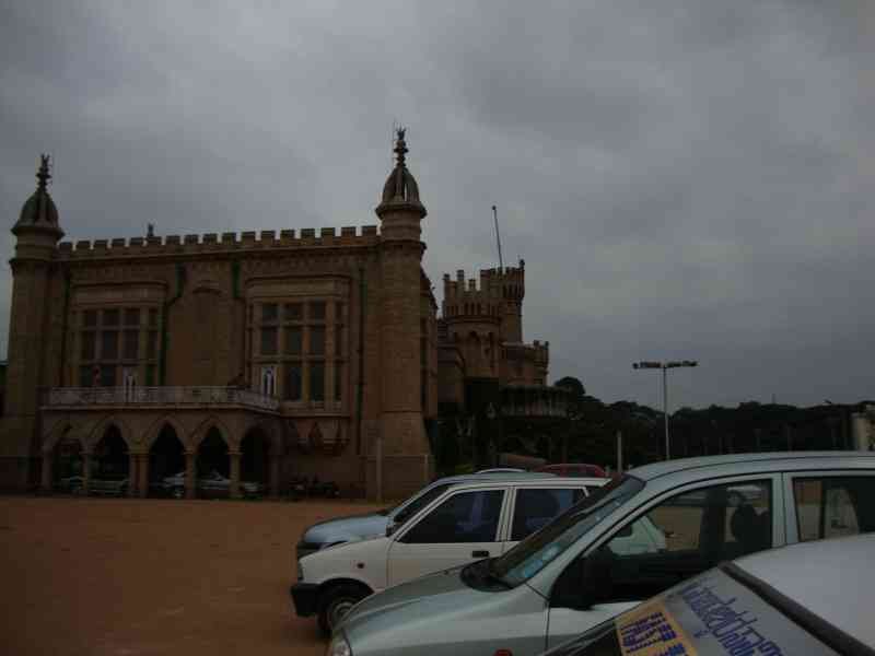 Des voitures garées devant le palais de Bangalore, photo gratuite