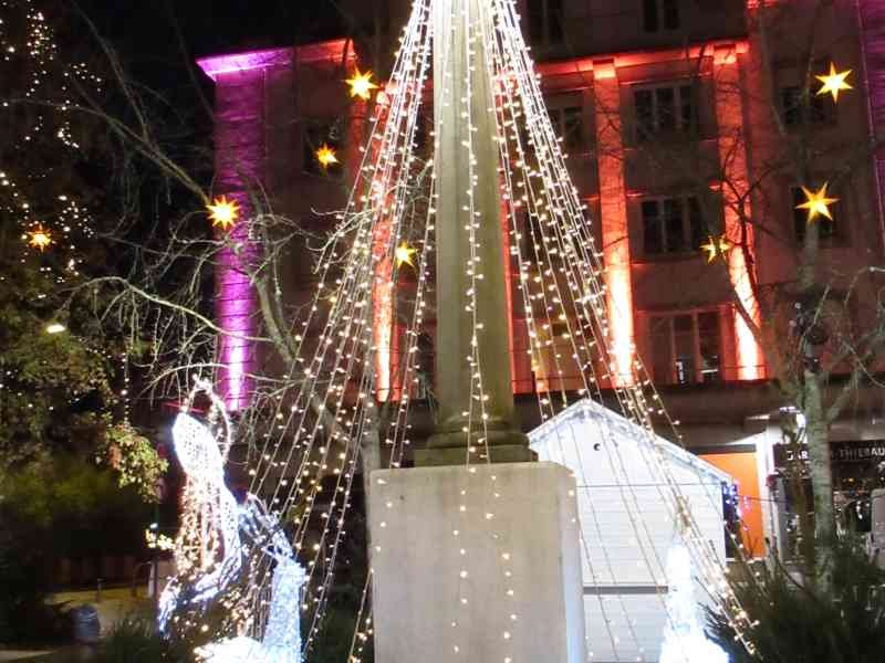 Illuminations de Noël autour de la colonne de l’enfant lecteur photo gratuite