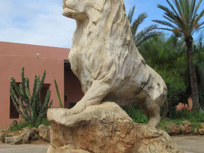 Monument de pierre au zoo de Rabat au Maroc