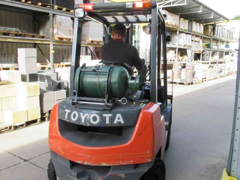 Chariot élévateur électrique de marque TOYOTA