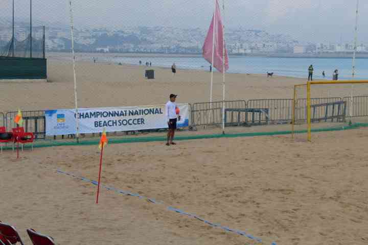 Ramasseur de balles de football photo gratuite