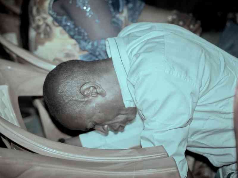 Position de prière, connexion avec le Saint Esprit photo gratuite