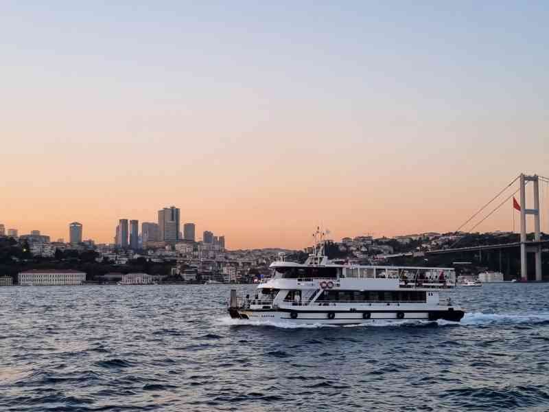 Ferry à passagers naviguant sur le Bosphore en Turquie