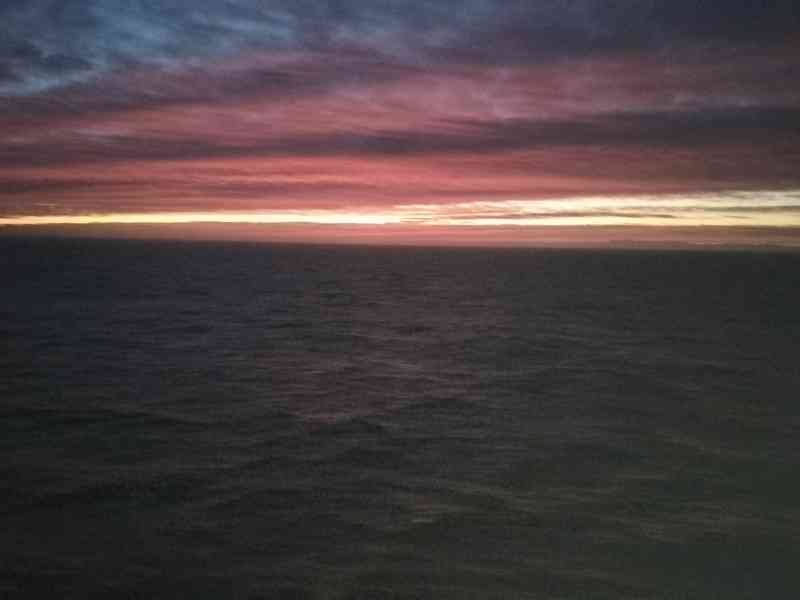 Un coucher de soleil au-dessus de l'océan, photo gratuite