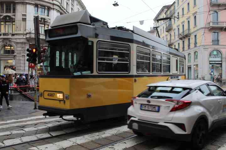 Un tramway circulant dans la ville de Milan, photo gratuite