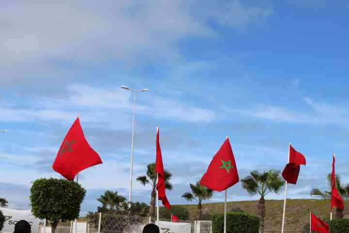 Drapeaux rouges du Maroc flottant sur des mats photo gratuite - Rote Flaggen von Marokko wehen an Masten, kostenloses Foto