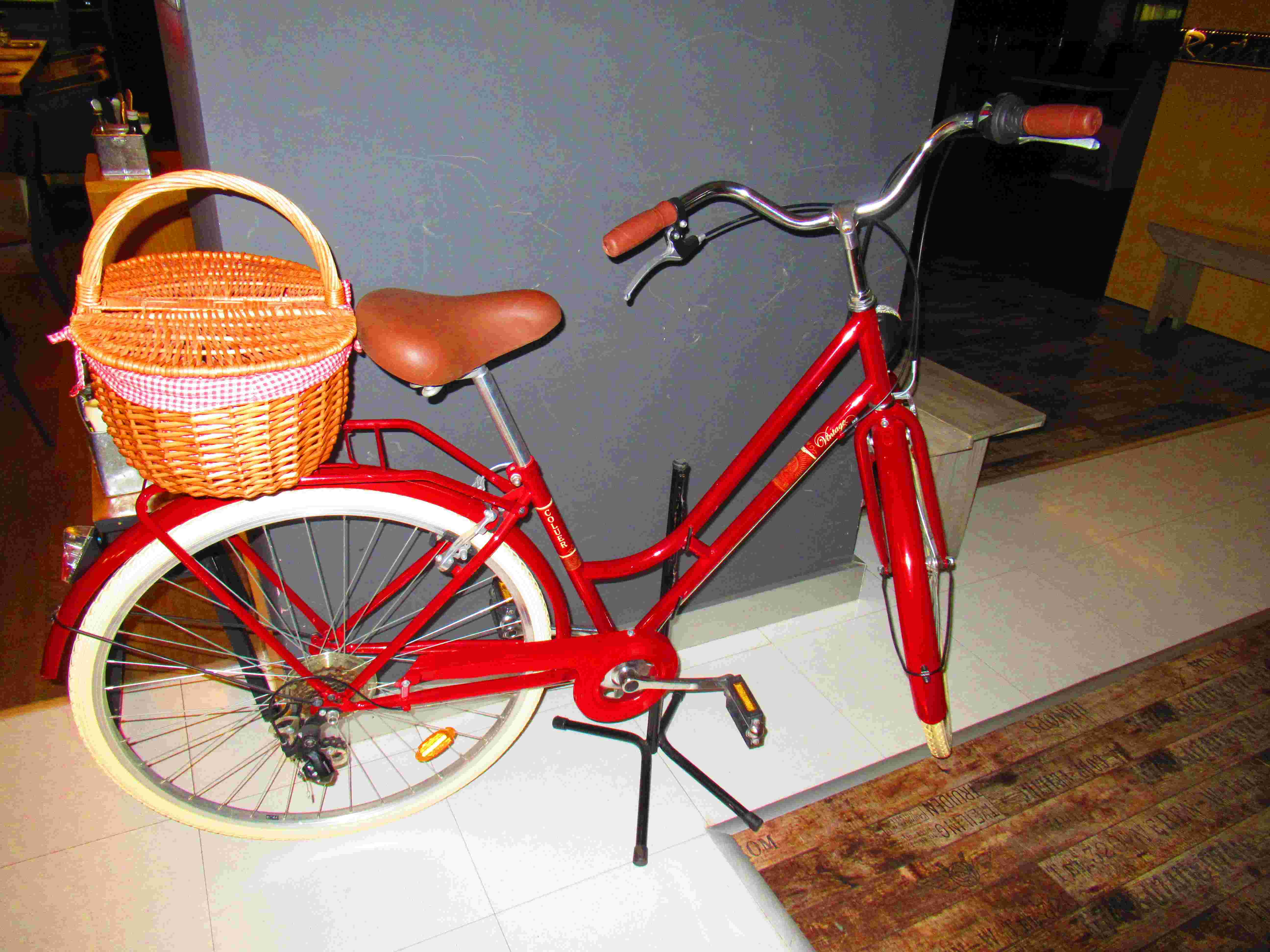 Vélo rouge à panier, vélo de ville